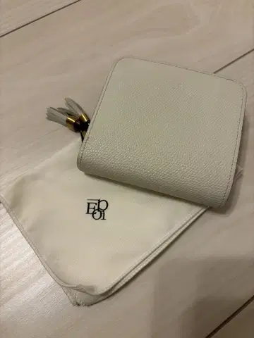 epoi 아이보리 가죽 접이식 지갑