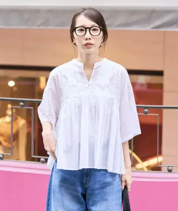 FREAK'S STORE 인도 턱 절개 플레어 블라우스 화이트