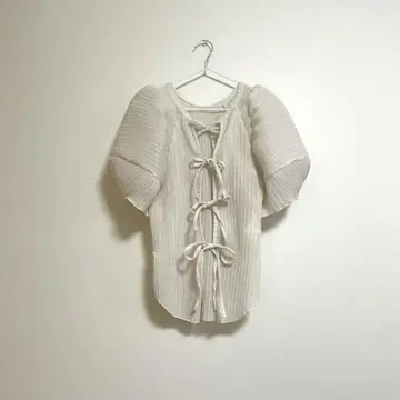 [ MAISON SPECIAL ] 플리츠 컷 퍼프 슬리브 블라우스