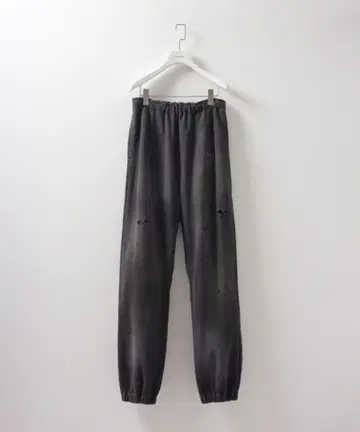 2023 AW 데미지 가공 스웨트 팬츠