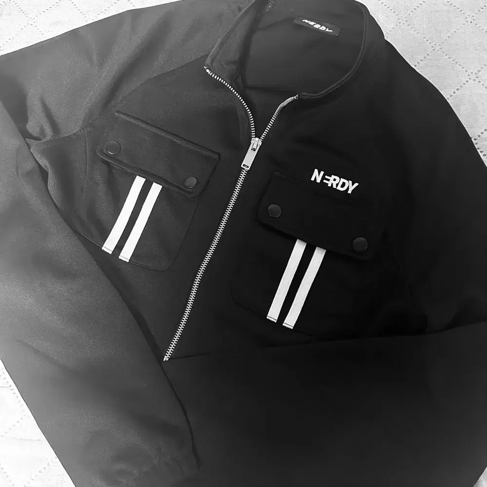 NERDY | 널디 Nerdy Women's Cargo Crop Track Top M on Bunjang