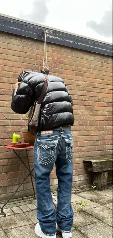 TRUE RELIGION IO 착용 모델