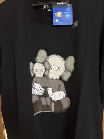 유니클로 KAWS 콜라보 티셔츠 XL 사이즈 블랙 미사용