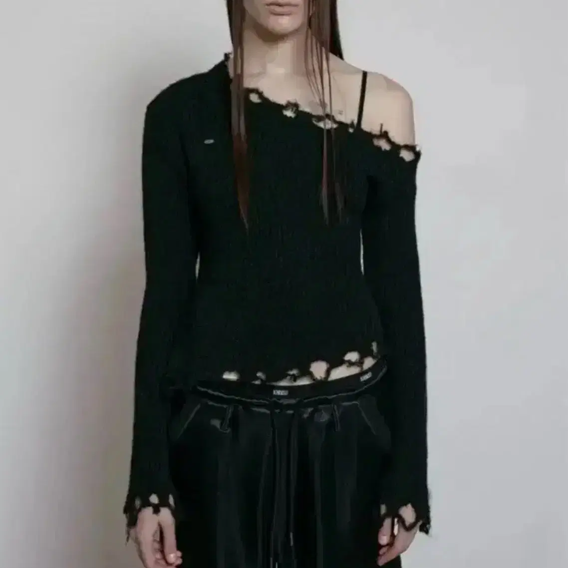 【BOHEMIAN SEOUL】25ss SHOULDER SHIRRING SLEEVE BOHEMSEO SLEEVE HOLE SHIRRING TOP, BLACK – SeoulSeoul