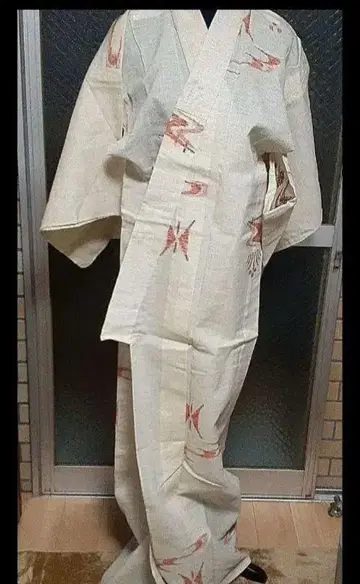 크림색 츠무기 기모노, 빨간색 무늬의 홑 츠무기 기모노입니다.
