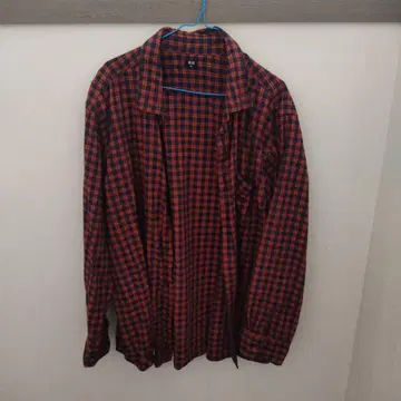 유니클로 빨간색과 블랙 체크 무늬 플란넬 셔츠