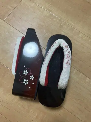 굽 높은 일본 나막신 블랙 화이트 꽃무늬