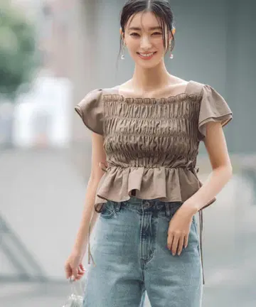 NATURAL BEAUTY BASIC 레이스업 셔링 블라우스
