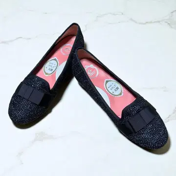 CALORYWALK 블랙 라메 믹스 플랫슈즈 리본 포함