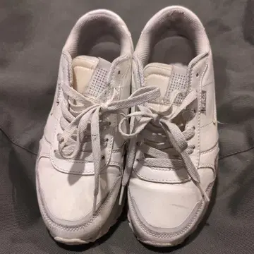 FILA 화이트 스니커즈