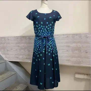 로라 애슐리 반팔 원피스 다크 네이비 색상 꽃무늬 LAURA ASHLEY