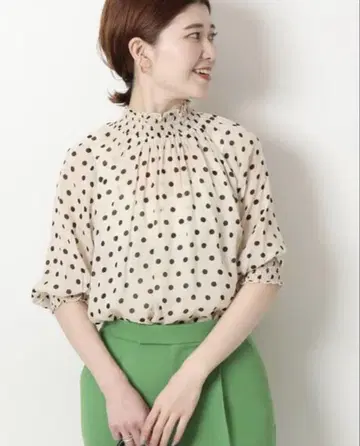 스픽 앤 스팬 시어 도트 셔링 블라우스 내추럴