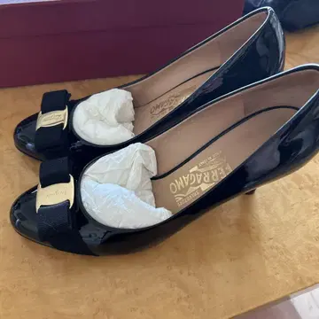 Ferragamo 블랙 펌프스 리본 포함