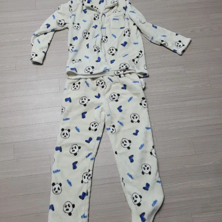 Shu Shu Tong x House Nowhere Long Sleeve Pajamas on Bunjang