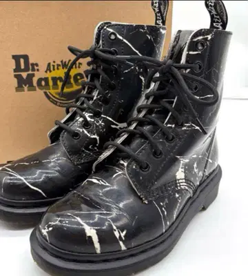 새상품급 Dr.Martens 8홀 부츠 UK3 22.5