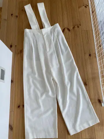 스터닝 루어 화이트 팬츠