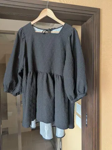 블랙 컬러 볼륨 슬리브 튜닉 3L