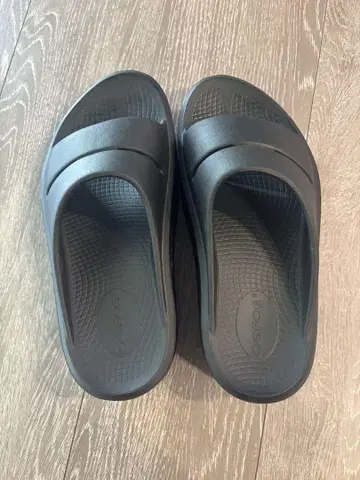 OOFOS 블랙 비치 샌들