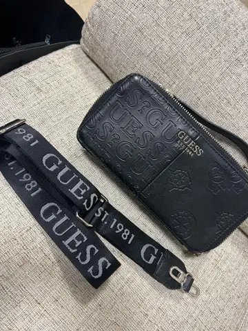 GUESS 블랙 핸드백 엠보스 로고