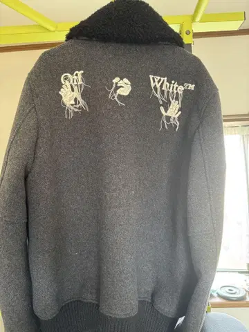 Off-White 그레이 자켓 보아 옷깃