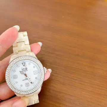 새상품급 ICE 아이스워치 스와로브스키 여성용 시계 화이트