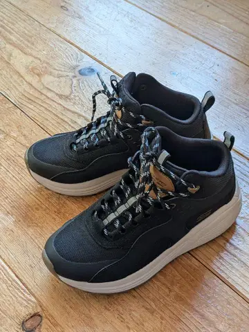 Skechers 블랙 하이컷 스니커즈