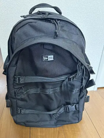 NEW ERA 블랙 백팩 35L