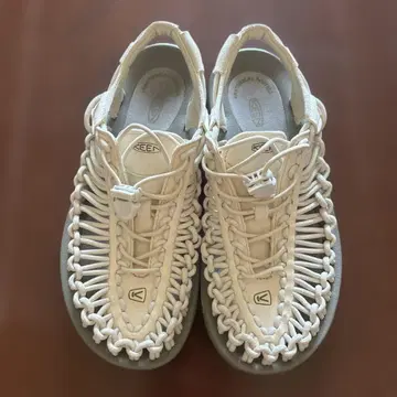 KEEN ANATOMIC FOOTBED 화이트 샌들