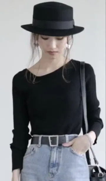 비대칭 넥 니트 블랙