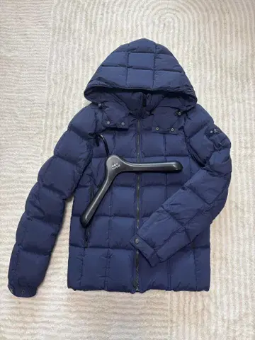 [새상품급] TATRAS 네이비 다운 자켓 후드 부착