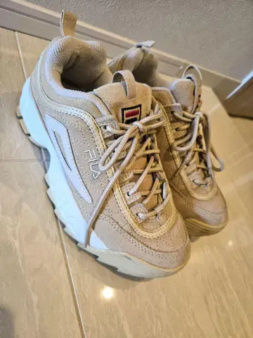 FILA 베이지 스니커즈