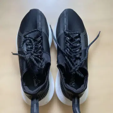Reebok 블랙 스니커즈