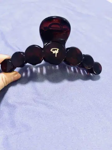 다크 브라운 원형 헤어 클립 골드 로고
