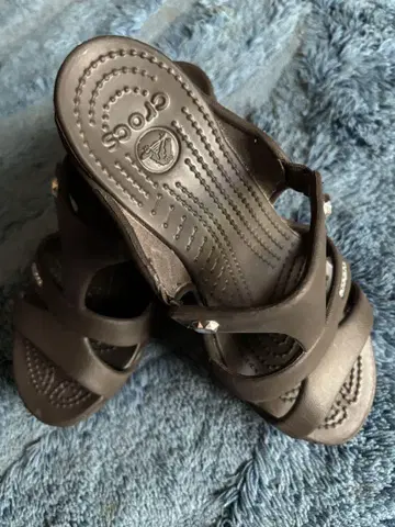 Crocs 힐 샌들