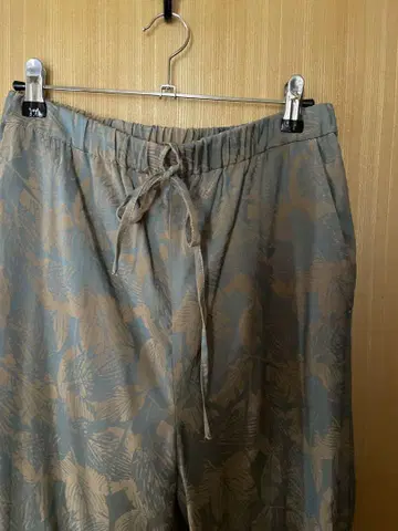 어반 리서치 리프 무늬 릴랙스 팬츠