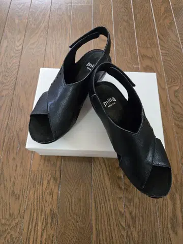 블랙 오픈토 슬링백 샌들