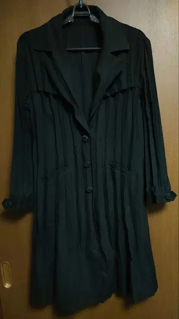 새상품급 스페치오 플리츠 가공 코트