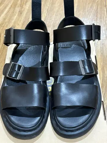 Dr. Martens 블랙 컴포트 샌들 그리폰