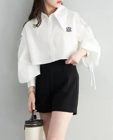 Chico 어깨 슬릿 자수 숏 기장 셔츠