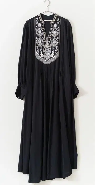 누키테파 Moss Rayon Embroidery Dress 블랙
