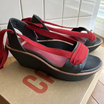 CAMPER 네이비 웨지 샌들 빨간색 끈이 포인트.