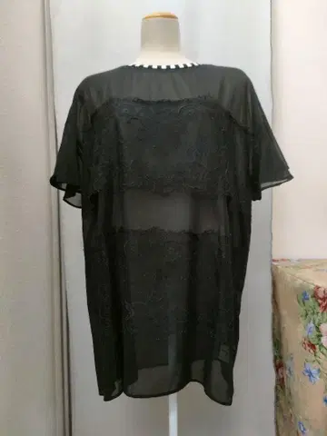 시즈카 코무로 블랙 레이스 상의