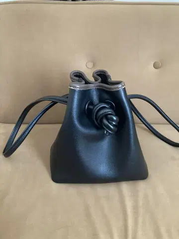 VASIC 블랙 가죽 버킷 핸드백