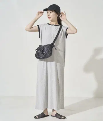 헨리 버튼 프렌치 슬리브 원피스