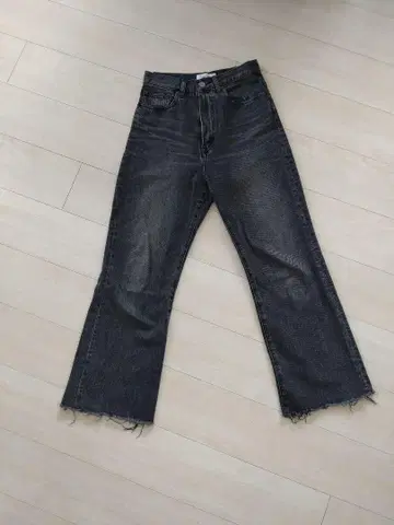 다크 그레이 플레어 데님 컷오프 밑단 미라 오웬