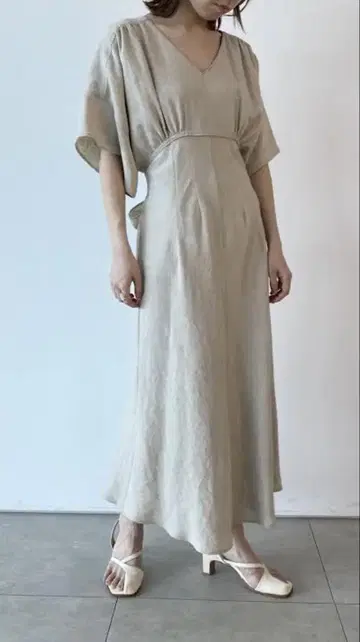 카듀네 허리 쉐이프 원피스 V넥 플레어 슬리브 원피스