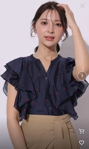 아푸와이저 리셰 하트 자수 프릴 블라우스 네이비