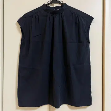 유나이티드 애로우즈 슬리브리스 셔츠 네이비 오피스 코디