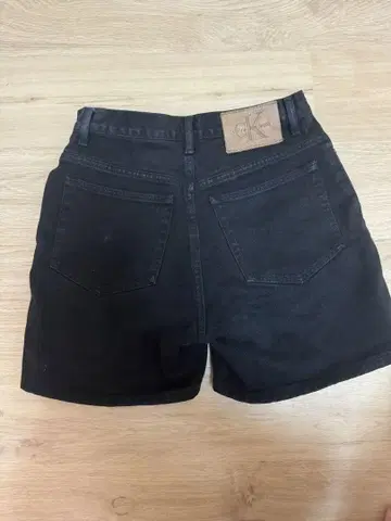 Calvin Klein Jeans 블랙 숏팬츠