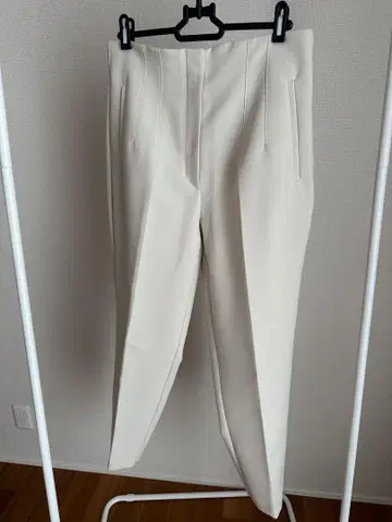 ZARA 크림색 턱 슬랙스